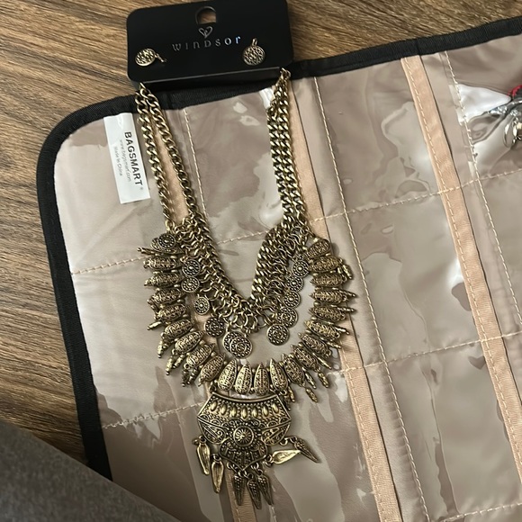 Brand new jewelry set necklace and earrings super cute - Picture 2 of 4